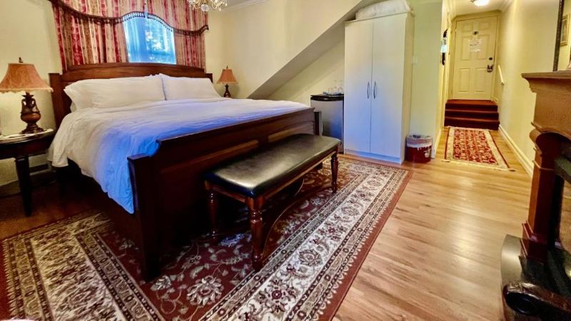 Belle View Manor Inn, room with private jacuzzi, photo 4