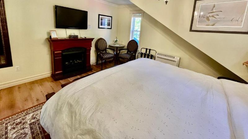Belle View Manor Inn, room with private jacuzzi, photo 5