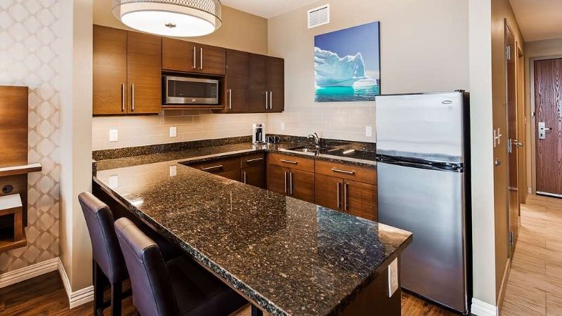 Best Western Plus St. John’s Airport Hotel and Suites, room with private jacuzzi, photo 4