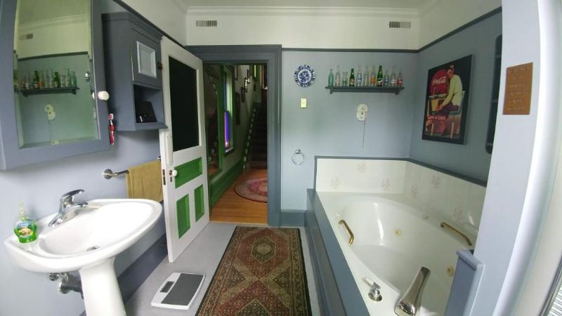 Gower Manor Historic Bed & Breakfast, room with private jacuzzi, photo 2
