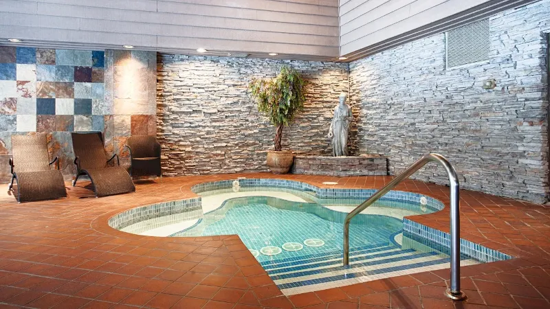 Jasper Inn & Suites, room with private jacuzzi, photo 7