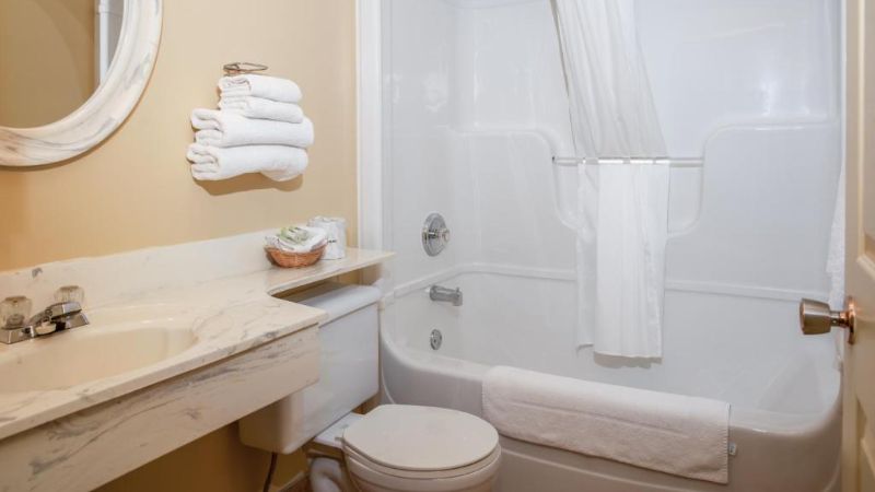 Shallow Bay Motel & Cabins, room with private jacuzzi, photo 2