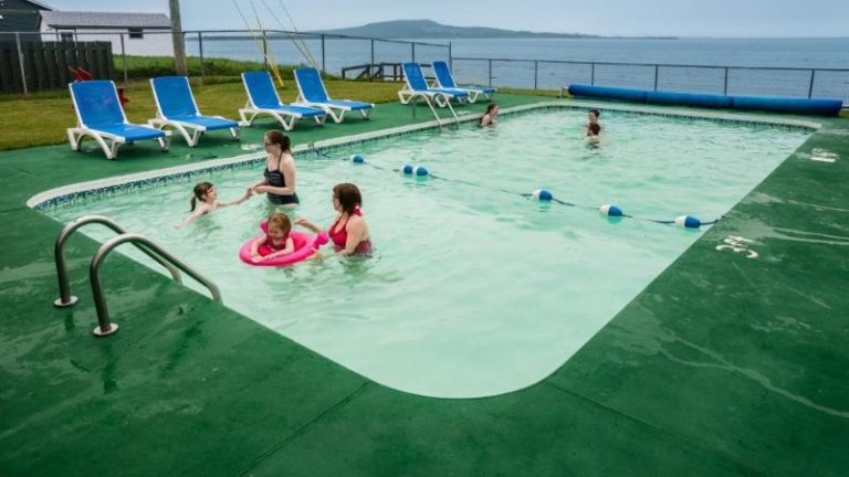 Shallow Bay Motel & Cabins