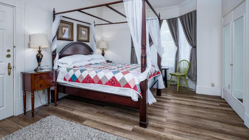 The Elizabeth Manor Guesthouse, room with private jacuzzi, photo 5