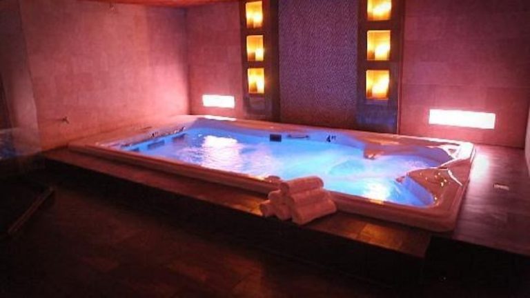 Champagne Lodge and Luxury Suites