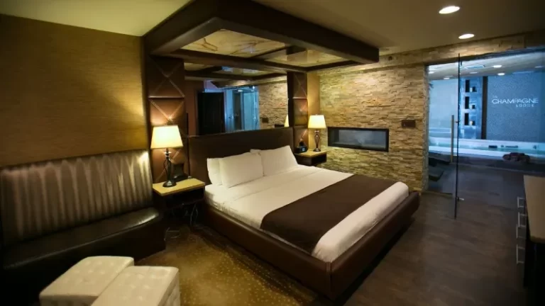 Champagne Lodge and Luxury Suites