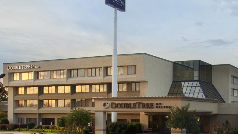 DoubleTree by Hilton Hotel Fayetteville, room with private jacuzzi, photo 8