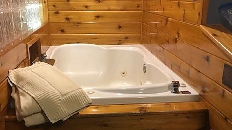 Mountaintop Lodge at Lake Naomi, room with private jacuzzi