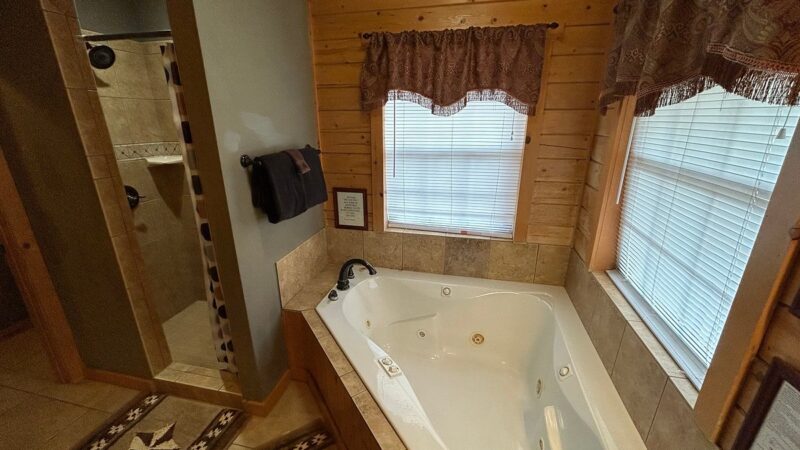 Thunderbird Lodge At Spider Mountain, cabin with a private hot tub