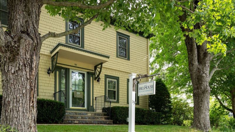 1802 House Bed and Breakfast, room with private jacuzzi, photo 5