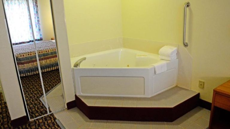 Allegan Budget Host Inn