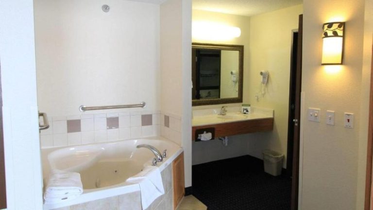 AmericInn by Wyndham Cedar Rapids Airport