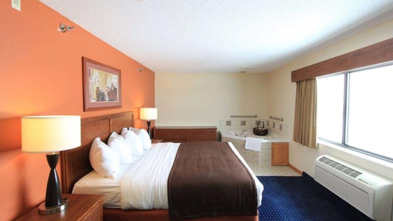 AmericInn by Wyndham Cedar Rapids Airport - jacuzzi hotel room