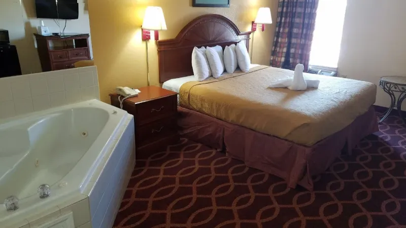 American Inn Evansville1 - jacuzzi hotel room