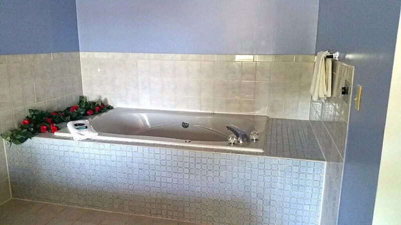 Americas Best Value Inn West Frankfort, room with private jacuzzi, photo 2