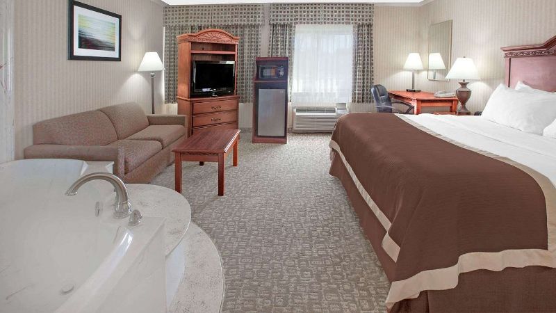 Baymont by Wyndham Jackson, room with private jacuzzi, photo 2