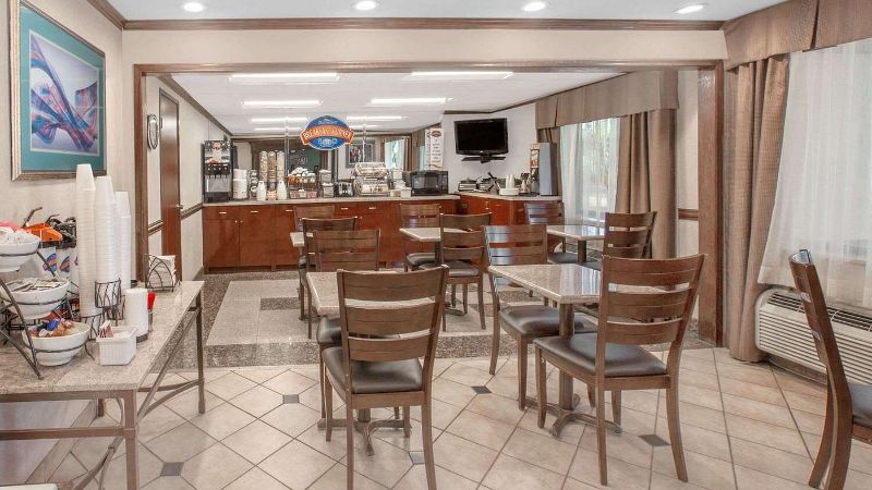 Baymont by Wyndham Jackson, room with private jacuzzi, photo 8