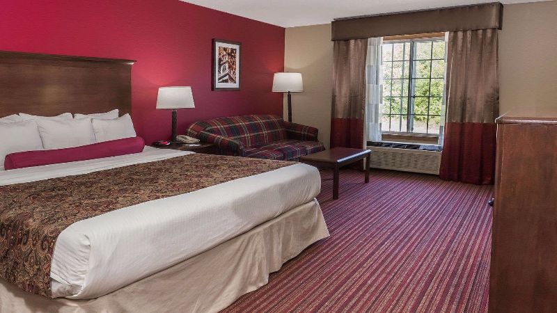 Baymont by Wyndham Mequon Milwaukee Area, room with private jacuzzi, photo 1