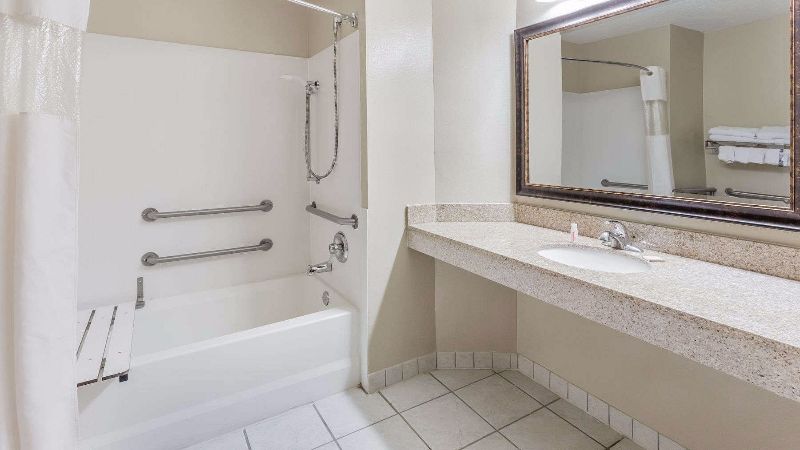Baymont by Wyndham Mequon Milwaukee Area, room with private jacuzzi, photo 2
