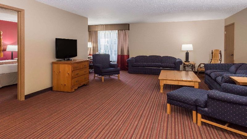 Baymont by Wyndham Mequon Milwaukee Area, room with private jacuzzi, photo 3