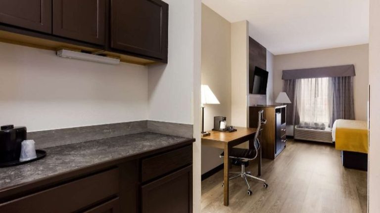 Best Western Crossroads Inn