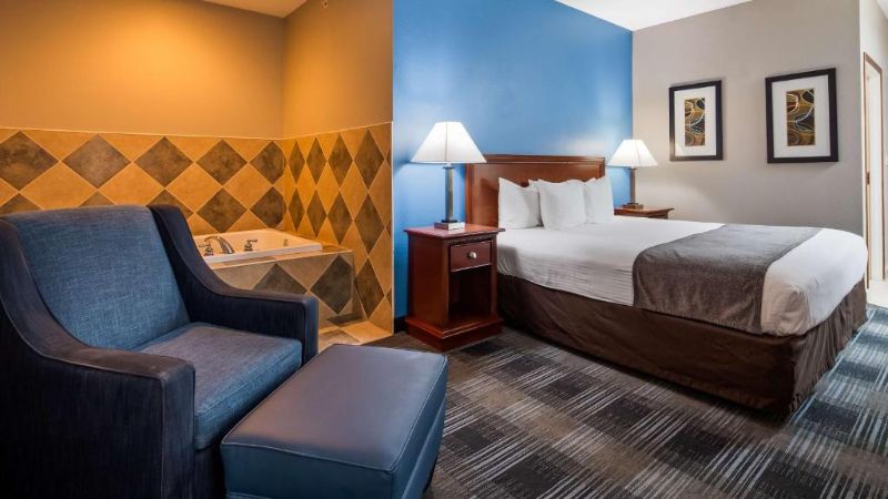 Best Western Geneseo Inn 1 - jacuzzi hotel room