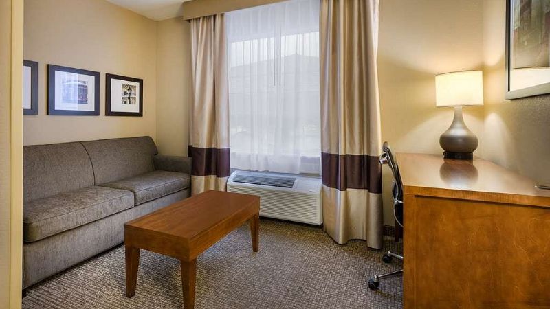 Best Western Morgan City Inn, room with private jacuzzi, photo 3
