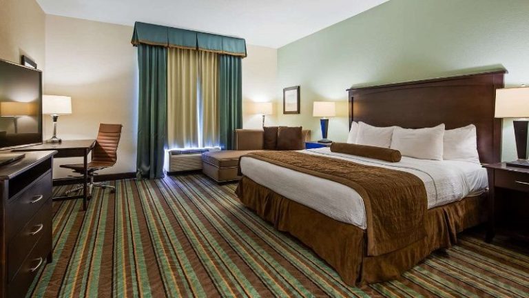 Best Western Plus Chain Of Lakes Inn & Suites