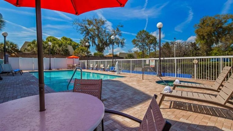 Best Western Plus Chain Of Lakes Inn & Suites
