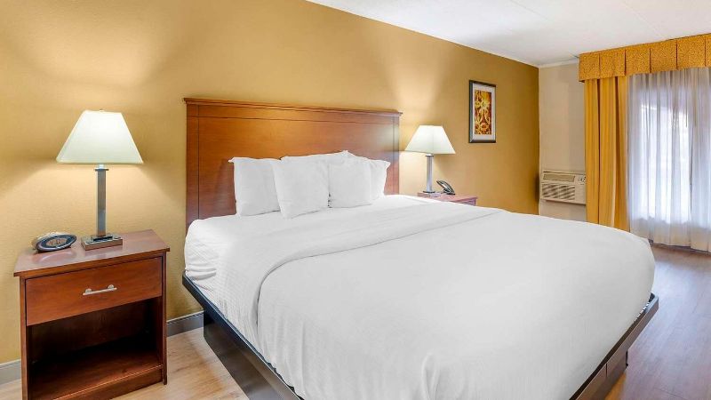 Best Western Plus Governor’s Inn, room with private jacuzzi, photo 2