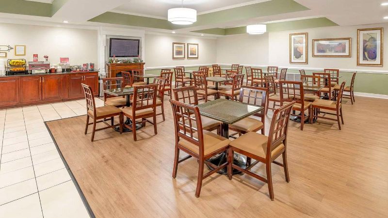 Best Western Plus Governor’s Inn, room with private jacuzzi, photo 8