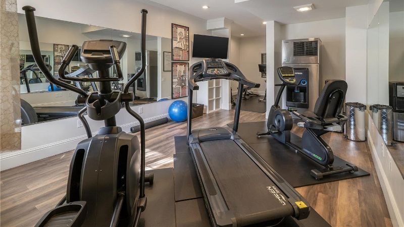 Best Western Plus Palm Court Hotel, room with private jacuzzi, photo 6