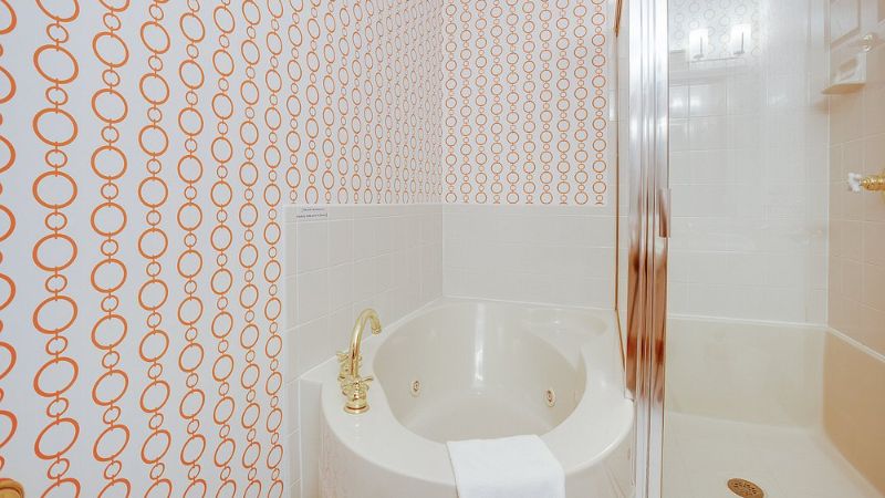 Biddle Point: the Deluxe Double Queen Room with Spa Tub in Plymouth, IN