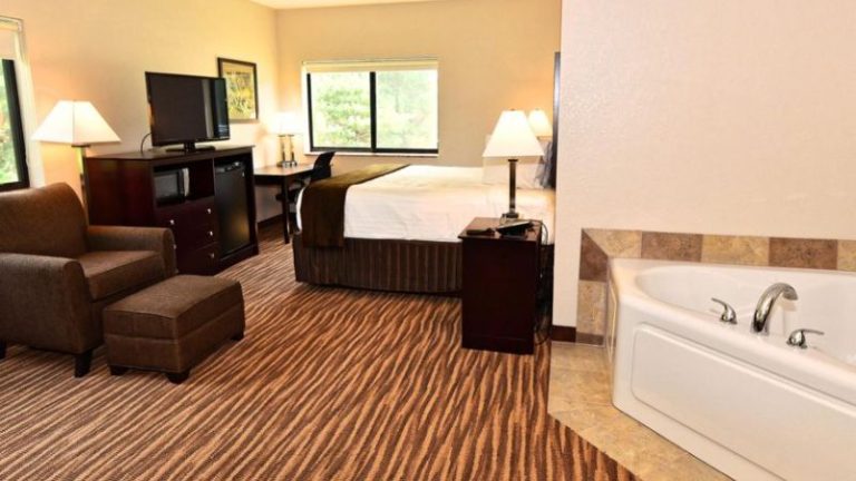 Boulders Inn & Suites Clarion