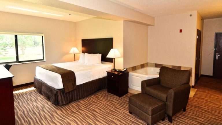 Boulders Inn & Suites Clarion
