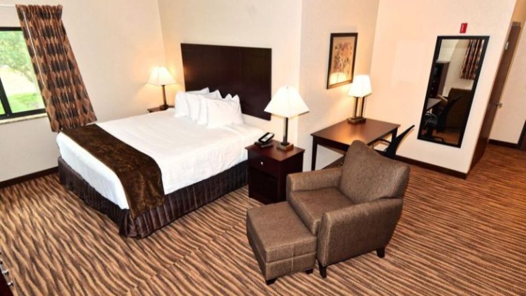 Boulders Inn & Suites Clarion