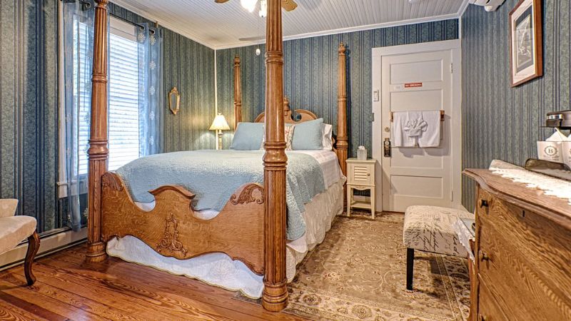Broad River Inn, room with private jacuzzi, photo 3