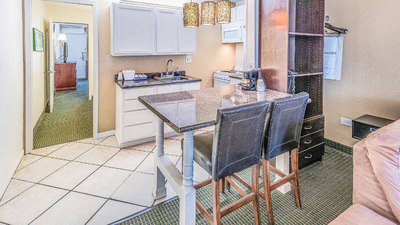 Carmel Inn and Suites Thibodaux, room with private jacuzzi, photo 4