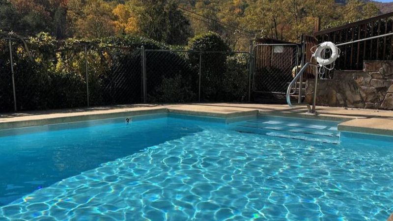 Chimney Rock Inn, room with private jacuzzi, photo 8