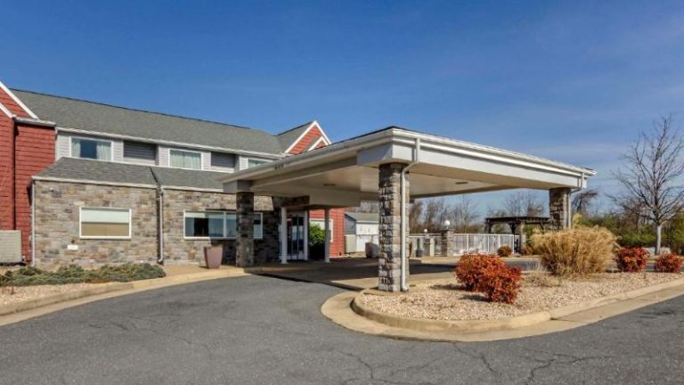 Clarion Pointe Staunton East