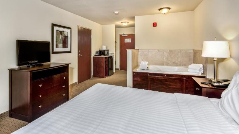 Cobblestone Inn & Suites – Vinton, IA, room with private jacuzzi, photo 2