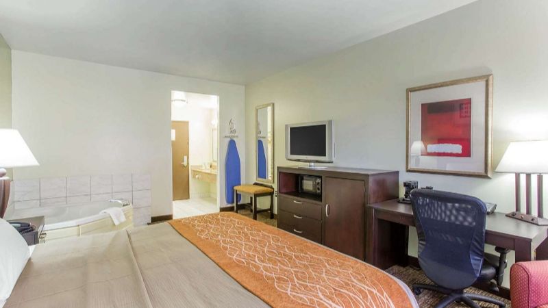 Comfort Inn Franklin Highway 96, room with private jacuzzi, photo 3