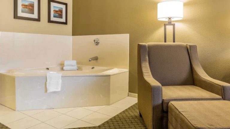 Comfort Inn & Suites, E. Moline – Quad Cities