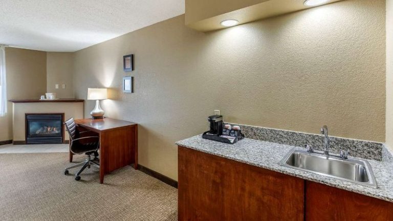 Comfort Inn Suites Jackson – West Bend