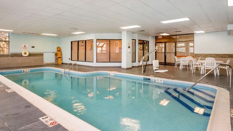 Comfort Inn & Suites Watertown – 1000 Islands, room with private jacuzzi, photo 6