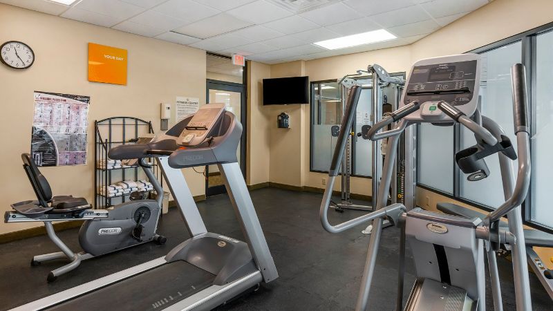 Comfort Inn & Suites Watertown – 1000 Islands, room with private jacuzzi, photo 8