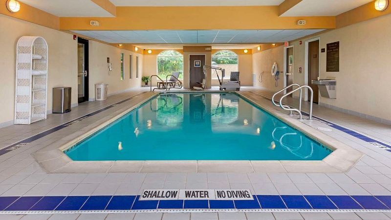 Comfort Inn and Suites Wilkes Barre – Arena, room with private jacuzzi, photo 7