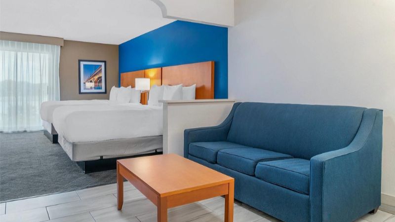 Comfort Suites Auburn Hills, room with private jacuzzi, photo 3