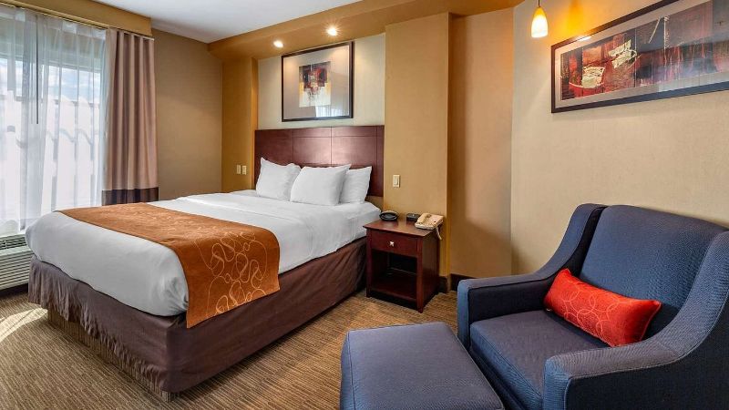 Comfort Suites Perrysburg, room with private jacuzzi, photo 3