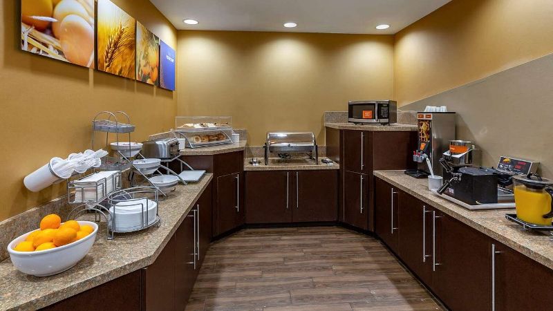 Comfort Suites Perrysburg, room with private jacuzzi, photo 7